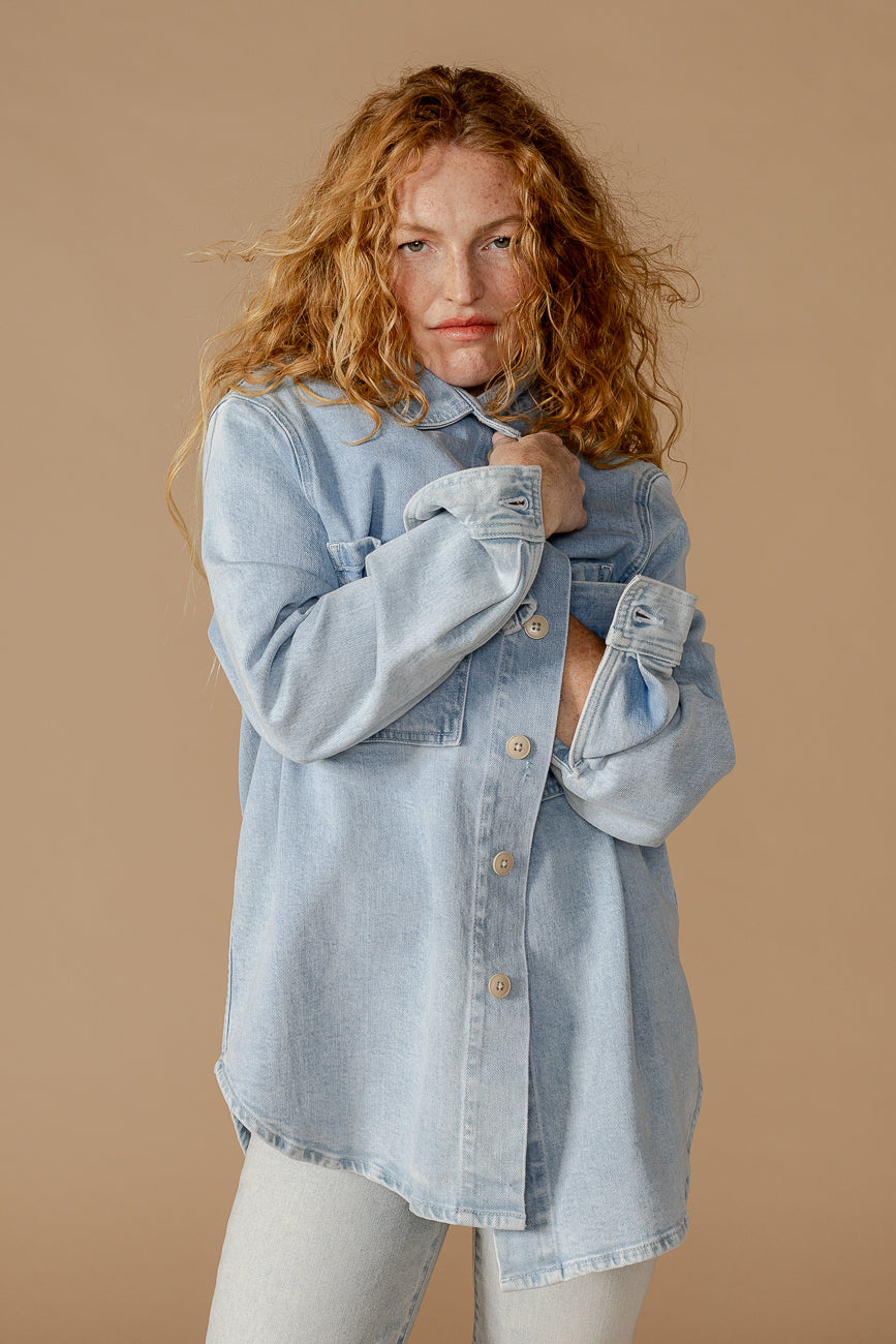 Discover the versatile Luna Shacket, blending the comfort of an oversized shirt with the style of a jacket. Perfect for any occasion, wear it buttoned or unbuttoned!